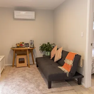 Back Garden Flat With Free On Street Parking And Fiber Wifi - 15 Mins To Ferry, Stadium, Cbd Guest house
